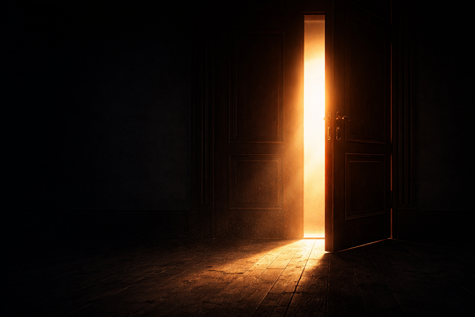 Puerta antigua entreabierta en una habitación oscura, dejando entrar una intensa luz dorada que ilumina el suelo de madera.